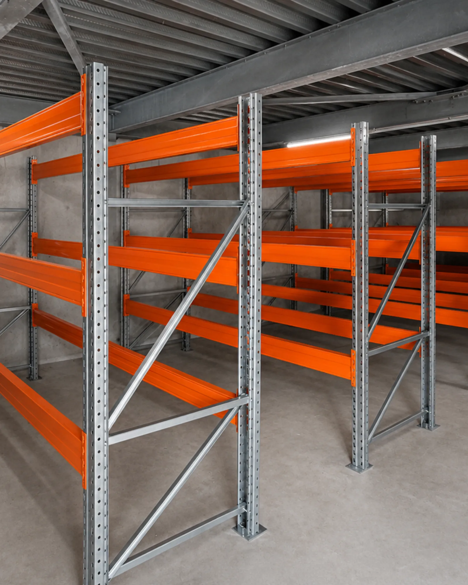 Montage de la structure des racks lourds basse hauteur avant la pose des planchers, sous la mezzanine du site SEA SOMANET au Robert (Martinique)