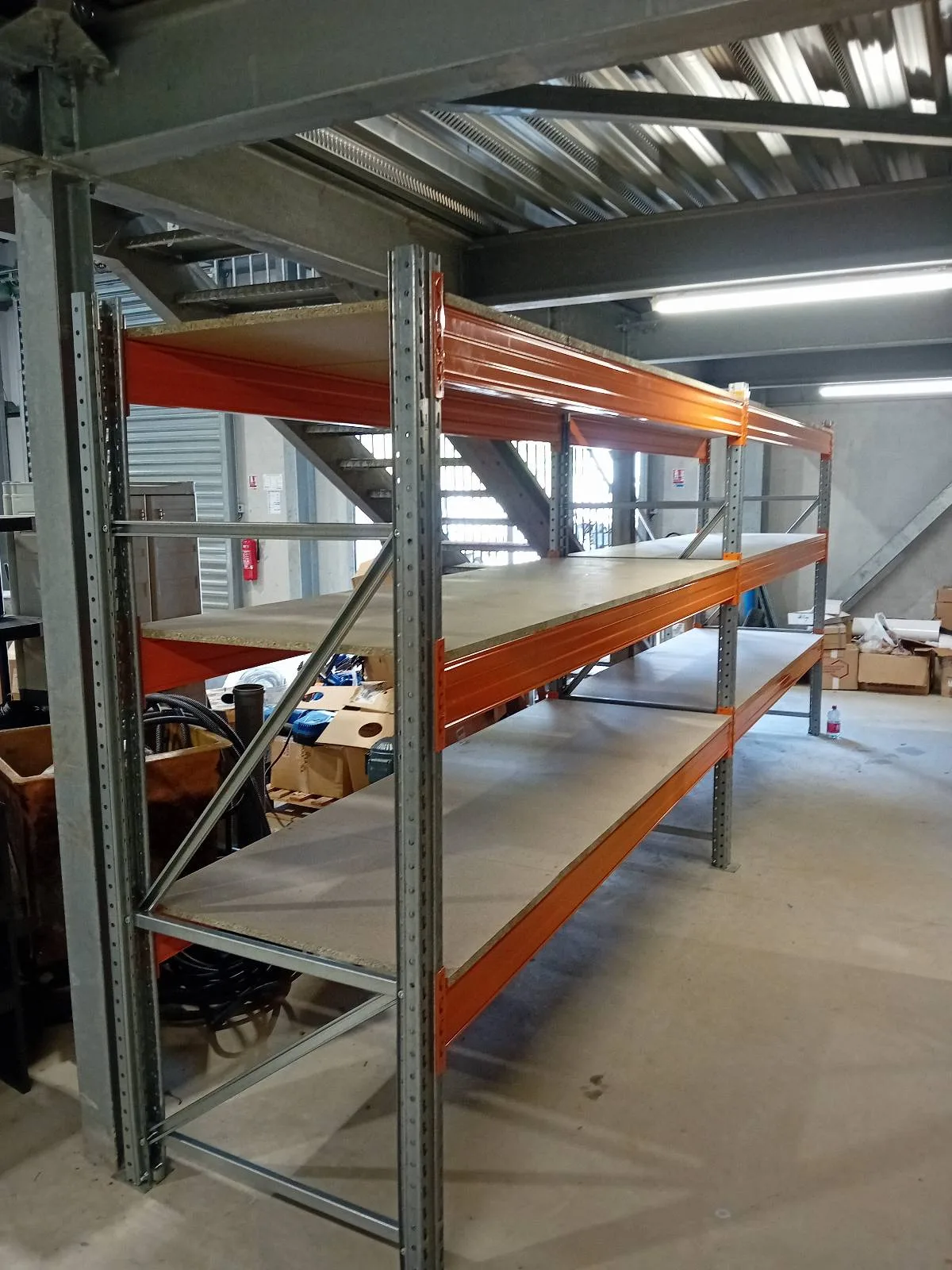 Racks lourds basse hauteur avec planchers sous la mezzanine métallique et son escalier, site SEA SOMANET au Robert (Martinique)