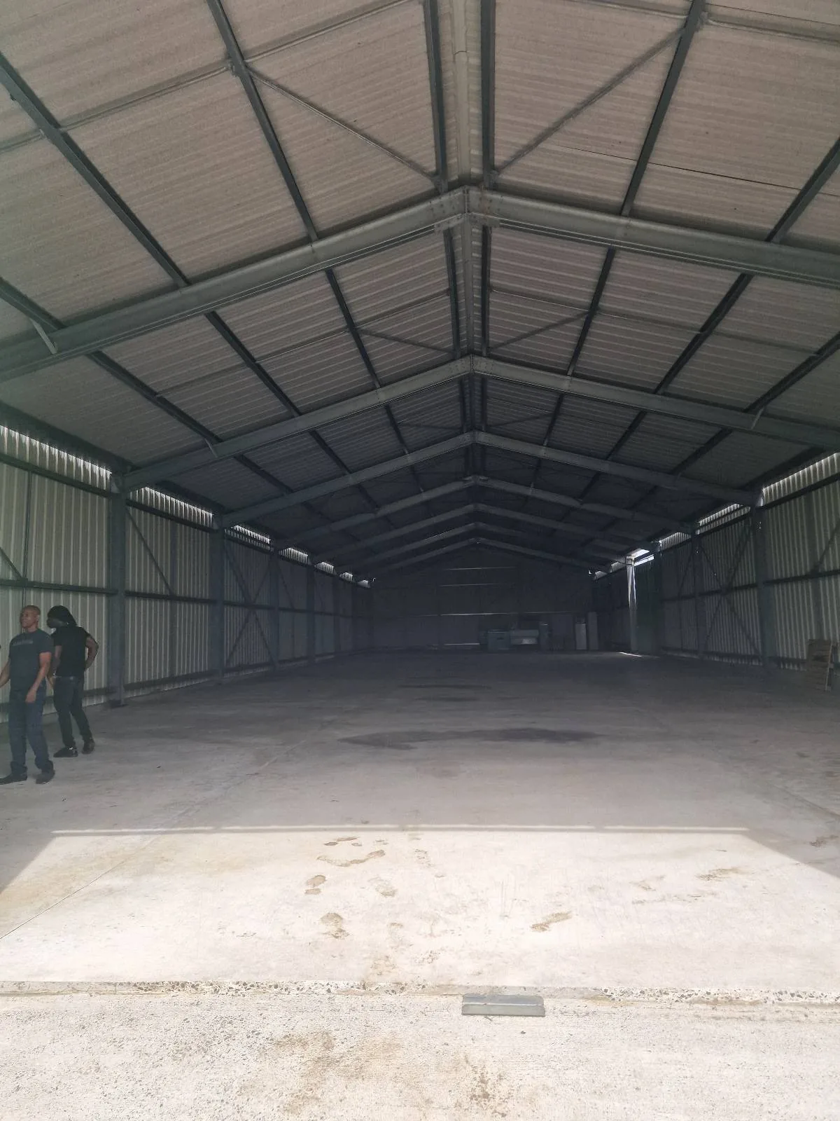Le hangar de QUEEN Super Center entièrement vide avant l'installation du rayonnage, Rivière-Salée (Martinique)