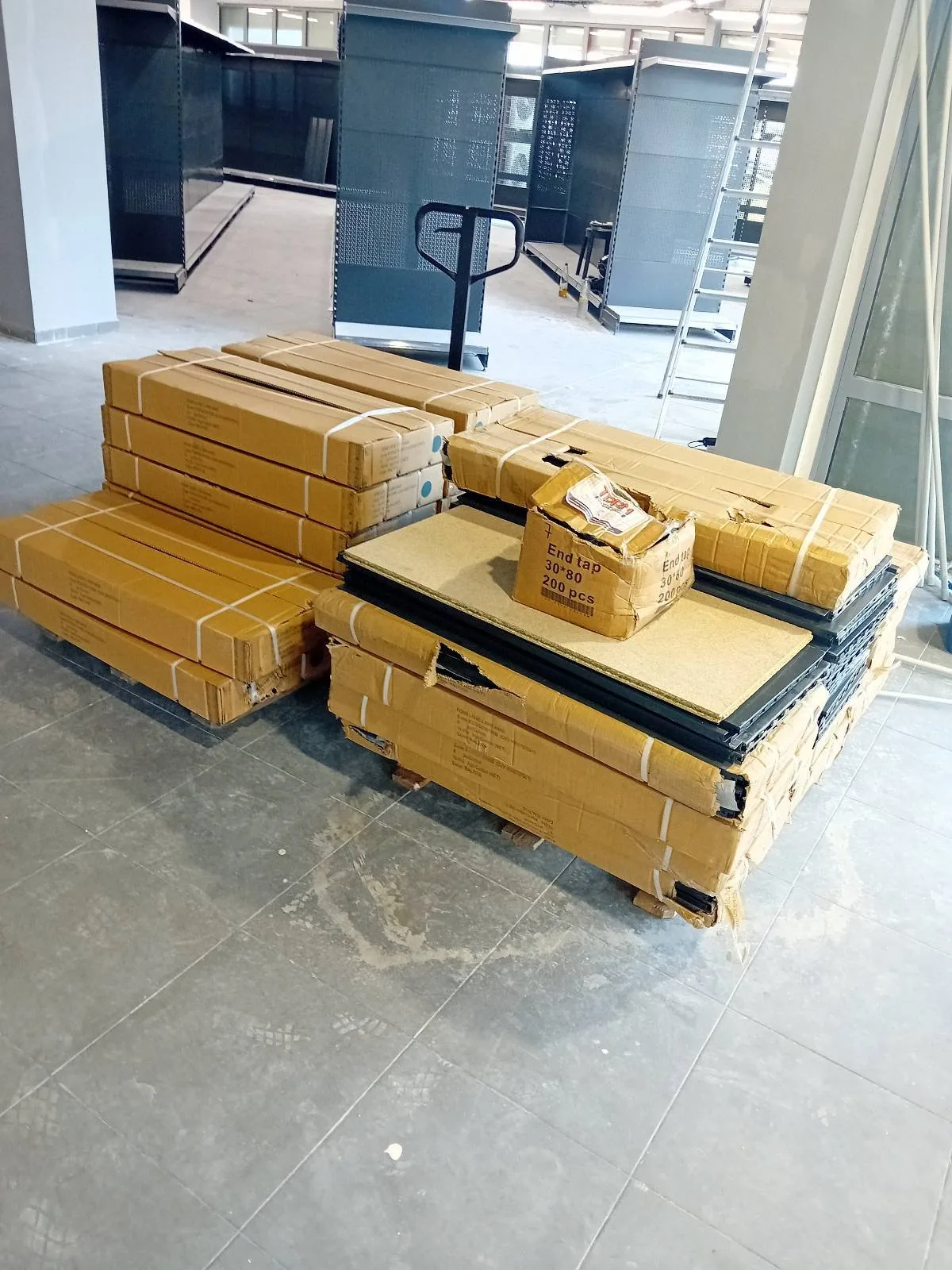 Éléments de gondoles de magasin livrés emballés et palettisés avant montage, magasin AKWABA à Jarry (Guadeloupe)