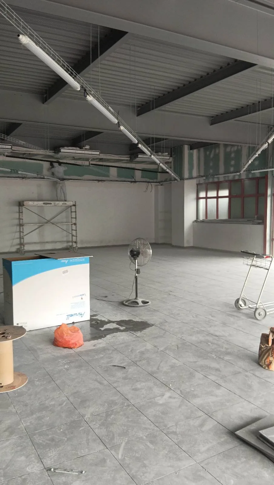 Le local nu avant agencement, avant l'installation des gondoles du magasin AKWABA à Jarry (Guadeloupe)