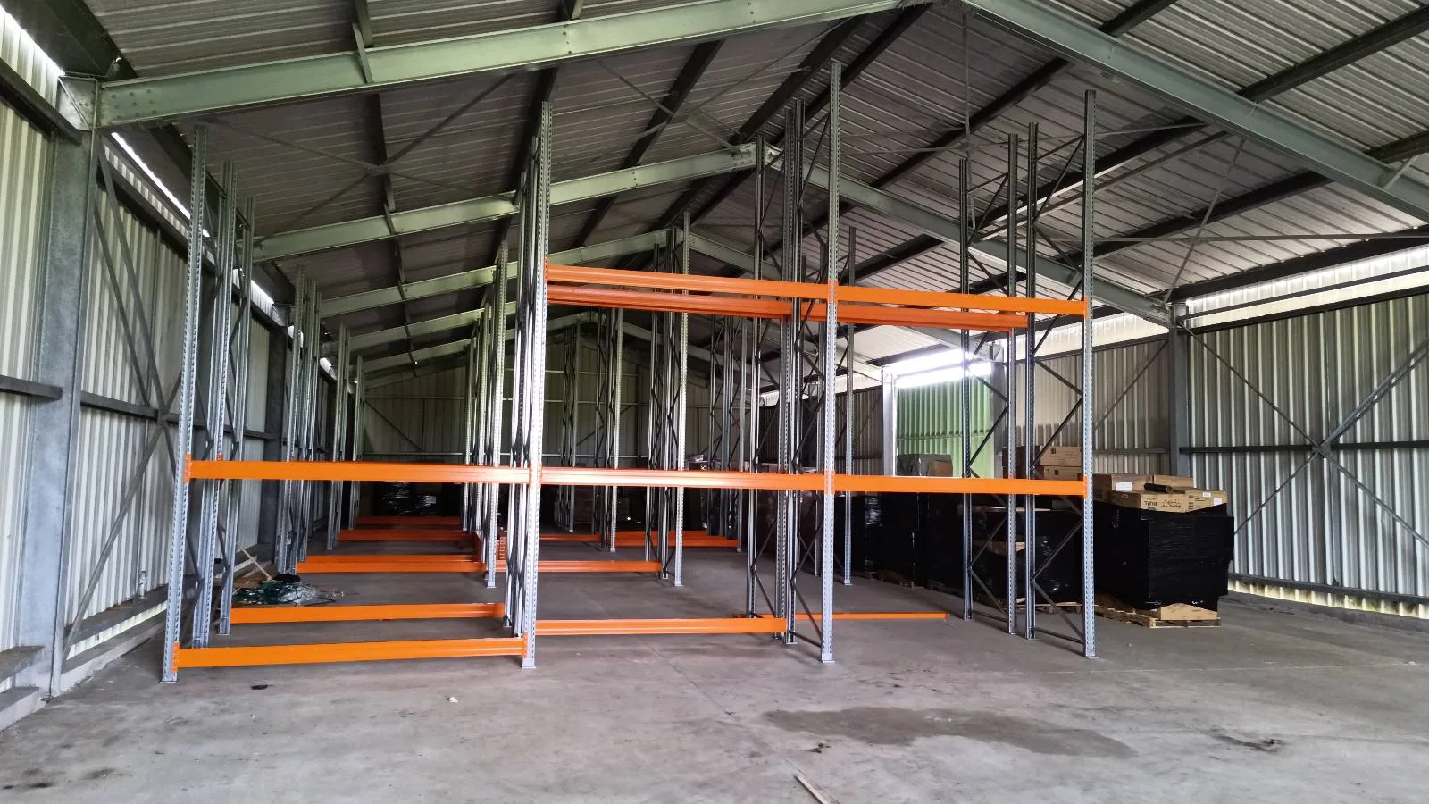 Première ligne de racks à palettes montée le long du bardage du dépôt QUEEN Super Center, Rivière-Salée (Martinique)