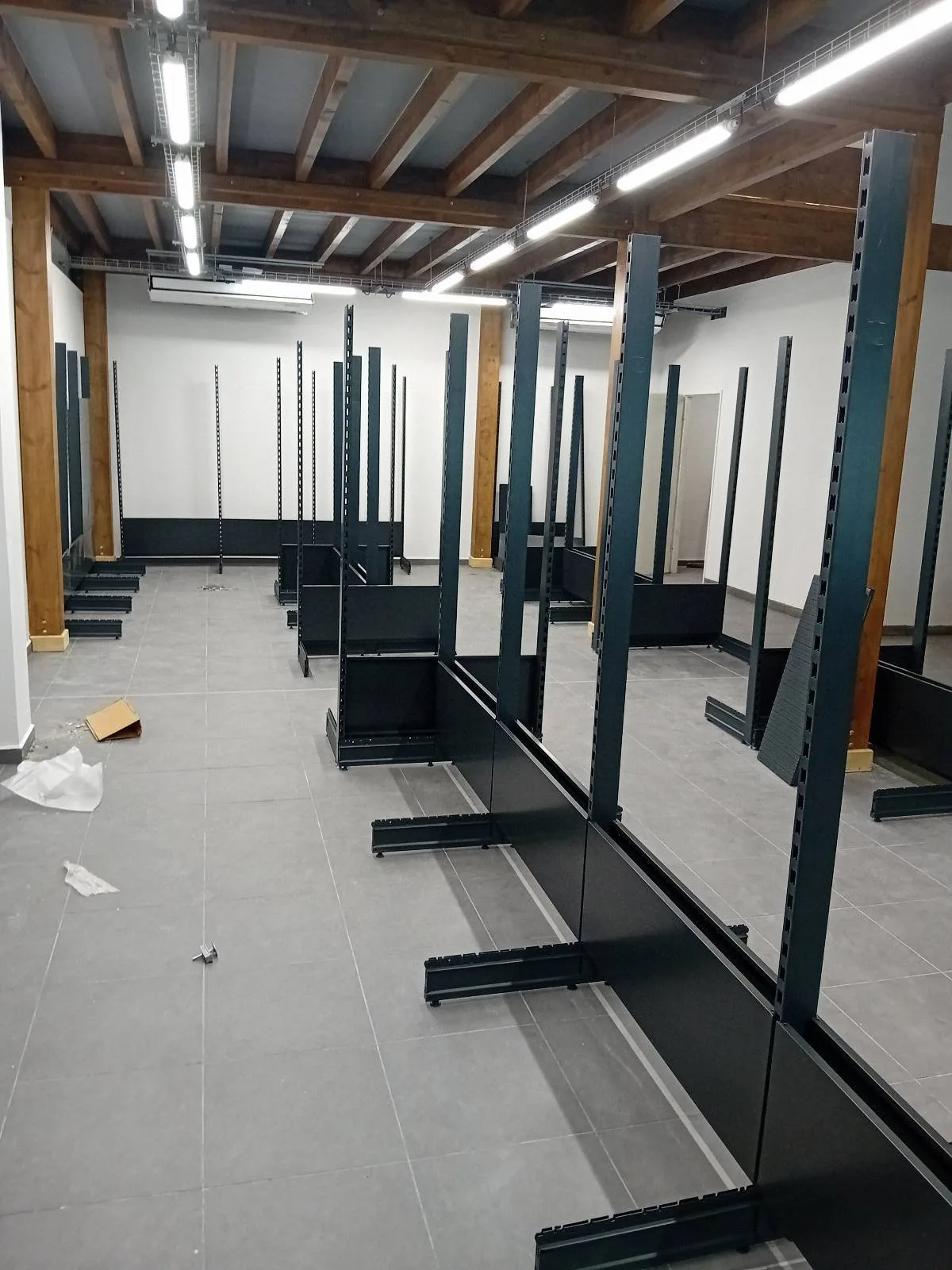 Vue large de la surface de vente agencée avec ses gondoles avant mise en rayon, magasin AKWABA à Jarry (Guadeloupe)