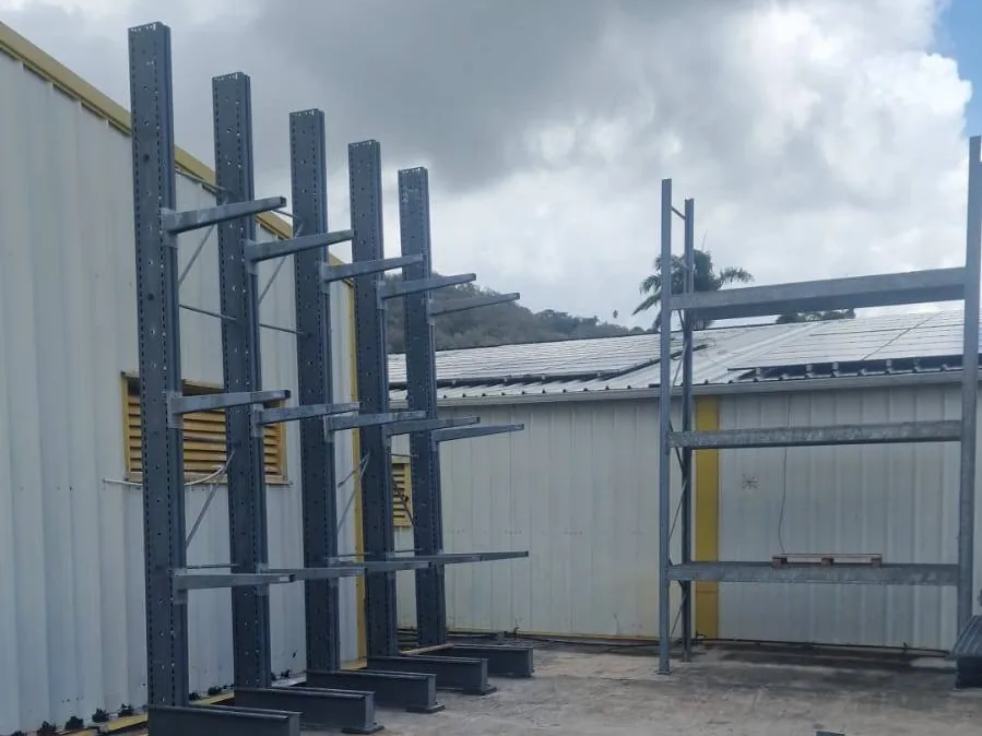 Cantilever simple face installé en extérieur dans le dépôt Mr Rayonnage en Martinique