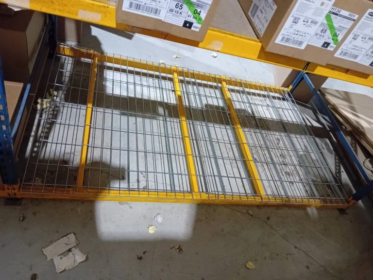 Niveaux grillagés sur un rack à palettes à Fort-de-France, en Martinique