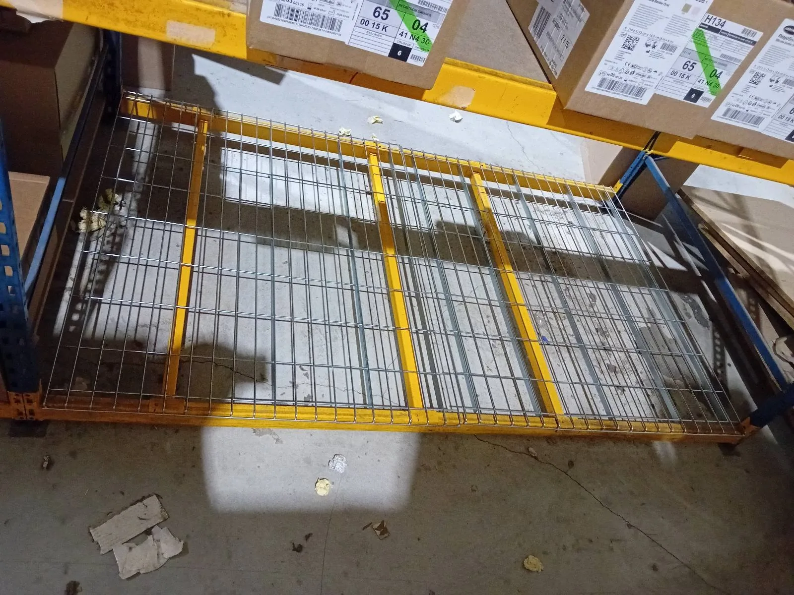Niveaux grillagés à cadre jaune posés sur un rack à palettes par Mr Rayonnage à Fort-de-France (Martinique)
