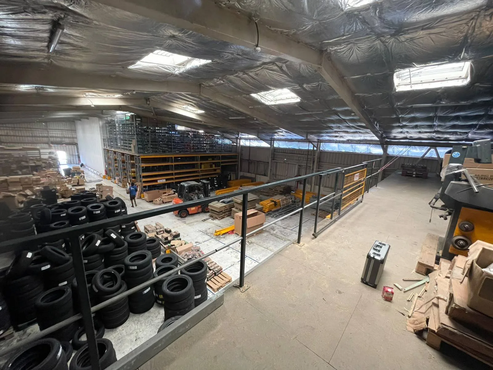 Plateforme de stockage avec garde-corps posée par Mr Rayonnage au Lamentin (Martinique)