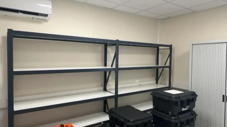 Rayonnage mi-lourd anthracite à tablettes blanches en Guadeloupe
